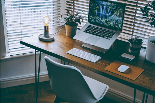 mesa de escritorio con portatil